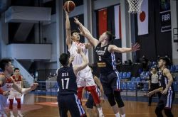 فريق كرة السلة الصيني للرجال يتفوق على تايبيه الصينية 115-66 في التصفيات الآسيوية ، واعتزال شين تسيجي بسبب الإصابة