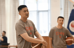 تبث CCTV Live معركة الحياة والموت لفريق كرة السلة الصيني للرجال ، وقد عين دو فنغ Zhou Qi ليشارك لأول مرة ، بهدف قتل اليابان مرتين على التوالي لثلاثة انتصارات متتالية