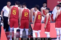 فريق كرة السلة للرجال مستاء من اليابان! 10 رميات ثلاثية في النصف ، Zhou Qi 8 + 8 + 2 ، تخبط Zhang Bentianjie