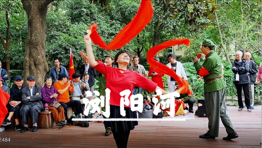 杭州西湖旅行,大妈们一首《浏阳河》,载歌载舞引来游客围观