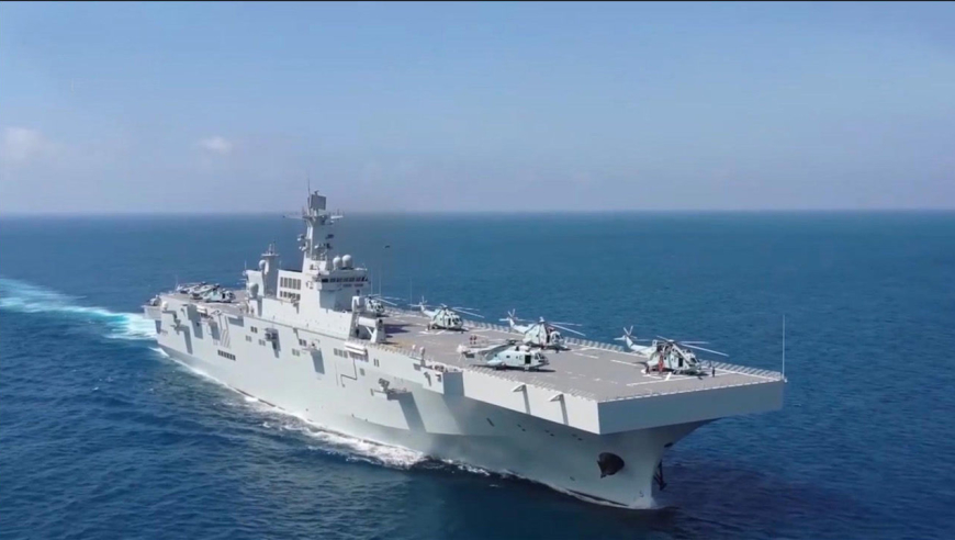 海南舰内部画面罕见曝光!两栖装甲车整齐列阵 多架直升机甲板升降