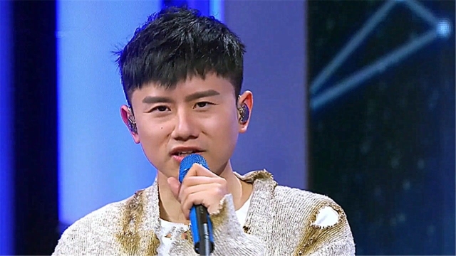 异口同声:张杰演唱会与杰迷互动,杰迷开启闪光灯,场面像银河