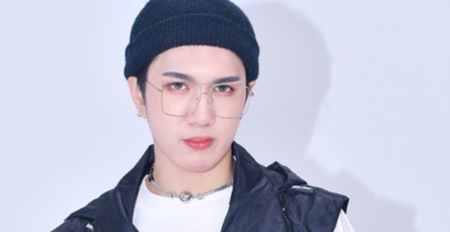 同框,白色t恤搭配红色工装裤,飒爽又帅气离婚后42岁冯绍峰变油腻大叔