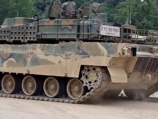 韩国陆军k2主战坦克与k21步兵战车乡间土路机动