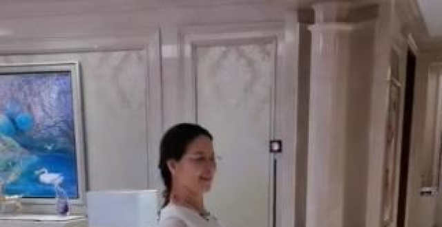 华商头条|李小璐豪宅内为妈妈庆生 65岁张伟欣跳舞气质优雅