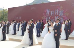 أرسل كل من Zhong Nanshan و Li Lanjuan البركات لهذا الزفاف!
