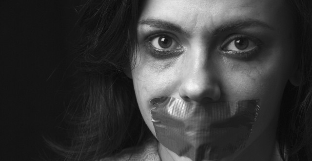 孩子目睹我被丈夫家暴的全过程,我还哀求孩子保密!可悲又可恨