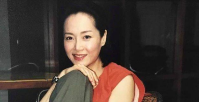 1984年,26岁恬妞嫁给印尼富商叶聪豪,新婚之夜:我家里还有两个太太