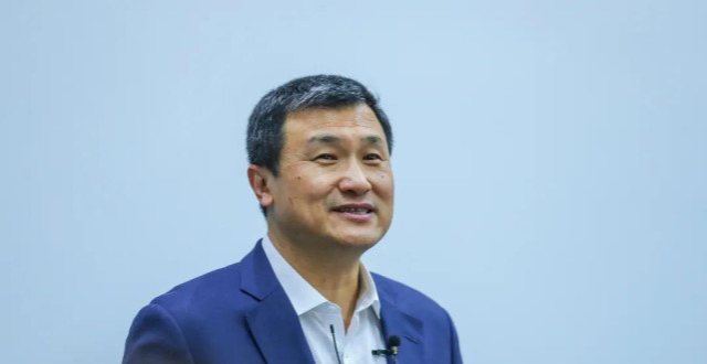 “中国巴菲特”李录：芒格唯一的家族财产管理人，曾见证芒格太太去世_腾讯新闻