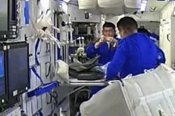Zaobao ｜ رواد الفضاء "تناول الطعام والبث في الفضاء" ، عمليات بحث ساخنة على إشعارات القبول بالكلية