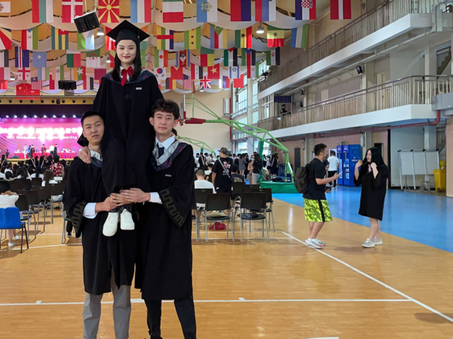 1米9男生毕业礼举女同学挨个拍照:让她们做一会小公主