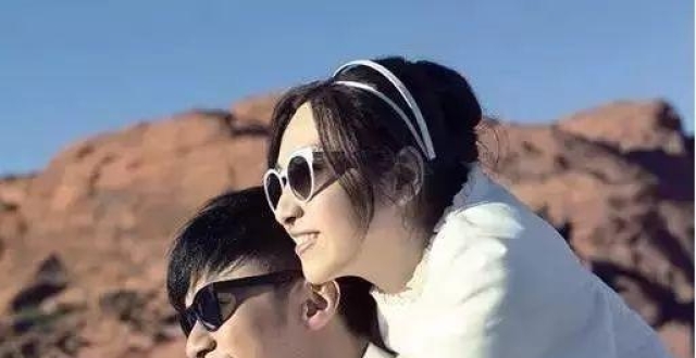 赵薇为他跳海,林心如爱他癫狂,他却娶52岁丑女当老婆,宠爱23年