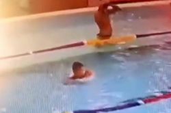 スリリング！スイミングプールにいる3歳の子供が頭を下げ、彼の後ろにいる11歳の子供は大きな恩人です