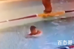 11歳の男の子が「逆さま」になっている幼児用プールが救出されました。年をとったときにこの種の浮き輪を使用していると不思議です。