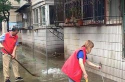 우한에서 갑작스러운 폭우로 주민들은 집으로 돌아갈 수 없으며 지역 사회 자원 봉사자들은 자전거를 사용하여 주민들을 픽업합니다.
