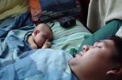 爸爸带娃睡觉，宝爸的呼噜声惊醒了宝宝，一个动作让宝妈笑翻