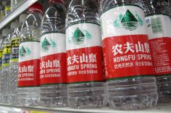 تُباع مياه Nongfu Spring Sparkling Water بخصم 40٪ ، فلماذا هي رخيصة جدًا