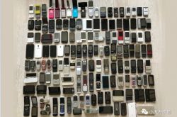 في مجموعة Human Mobile Communication Collection ، ينفق الرجال مليوني شخص لجمع عشرات الآلاف من الهواتف المحمولة المليئة بالمشاعر!