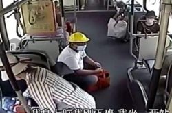 كان عامل مهاجر في تشينغداو خائفًا من تلويث المقعد والجلوس على الأرض ، فقام السائق على الفور للمساعدة ، وأرسل هذا!