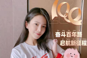 杜淳妻女穿爱国亲子装贺建党100周年，小蛋饺挥小拳头加油萌翻
