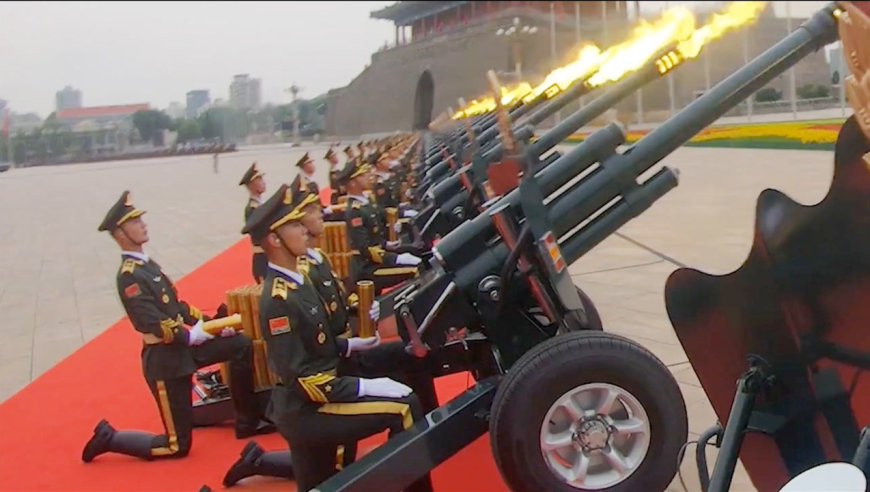 100秒听百响礼炮雄壮怒吼天际!