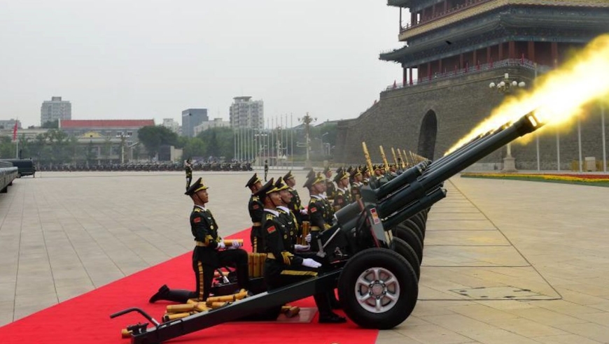 天安门广场鸣放的100响礼炮零污染 礼炮兵每天重复跪姿训练上千次