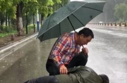 متحرك! زوجان يحملان مظلات لحراسة المسنين الذين سقطوا ولم يتمكنوا من النهوض