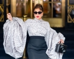 戏精回归！Lady Gaga外出似走红毯 轻松驾驭巨型泡泡袖