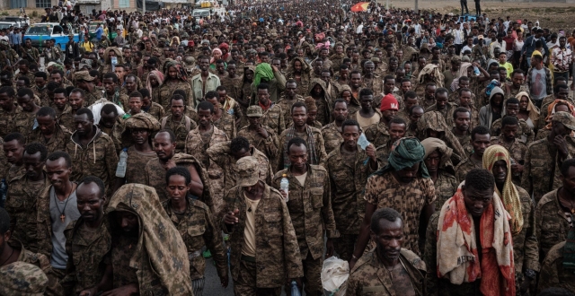 埃塞俄比亚政府军7000多人被俘虏，徒步4天“游街示众”