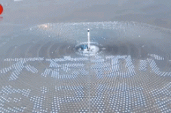 يستخدم Dunhuang CSP Power Plant الآلاف من المروحيات لتجميع شعار الحفلة بضوء ذهبي ومشهد رائع