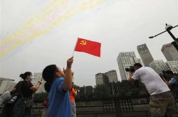 新疆大爷用魔方拼出中国共产党万岁 庆祝党的生日