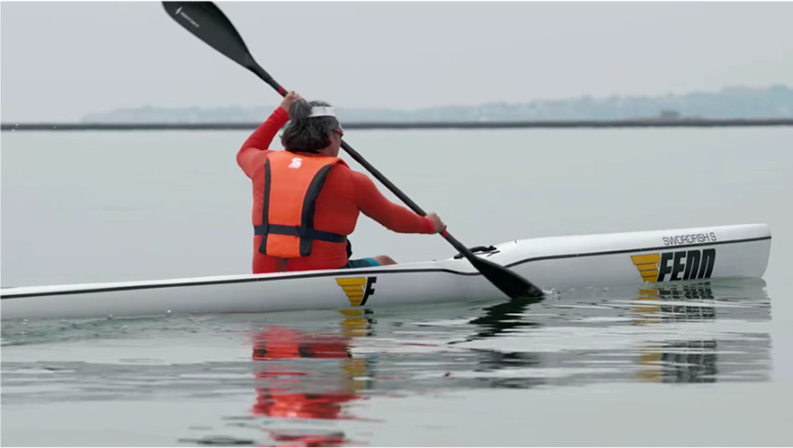 向上之路 | 水中一家组退役军人皮划艇队做海上救援捡拾垃圾
