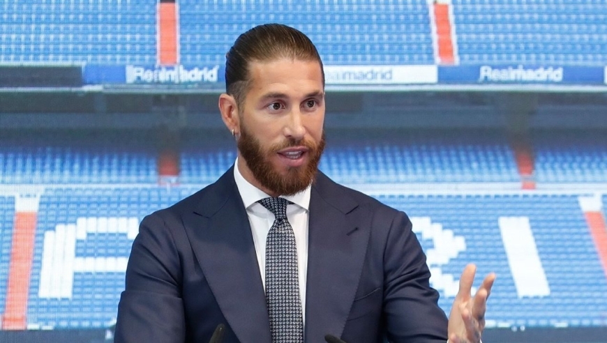 拉莫斯抵达大巴黎!水爷西装革履帅气亮相 球迷疯狂欢呼迎接