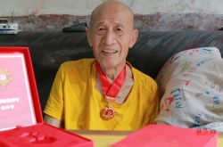 Wang Caiwang : 90 세의 베테랑과 "Wen Cui Bao"의 불가분의 유대