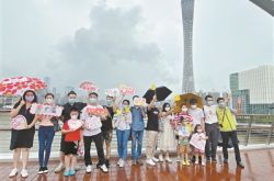 المواطنون الذين شاركوا في جولة قوانغتشو المرئية الجديدة لنصف يوم عن طريق البحر والبر والجو سجلوا دخولهم على جسر Haixin