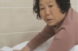 雲南省の叔母は中毒菌に幻覚し、トム・キャットになって病院のベッドでネズミを捕まえた。娘は明るく反応した。