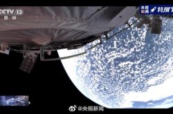 رواد الفضاء الصينيون خرجوا بنجاح من الكبسولة! تلتقط الكاميرا البانورامية صورًا مذهلة للأرض