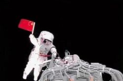 بعد أكثر من 7 ساعات من الإثارة ، أكمل رواد الفضاء الصينيون ثلاثة أشياء ، وتوجه العالم نحو الصين