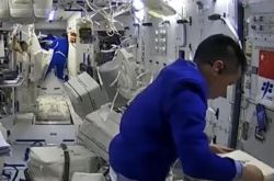 宇宙飛行士の尿は浄化された後、直接飲料水に変えてリサイクルして再利用することができます