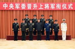 4人の将軍が同時に提督に昇進しました（現役の最年少の提督は彼です）