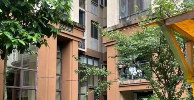 杀了孩子后，他看起来悲痛欲绝