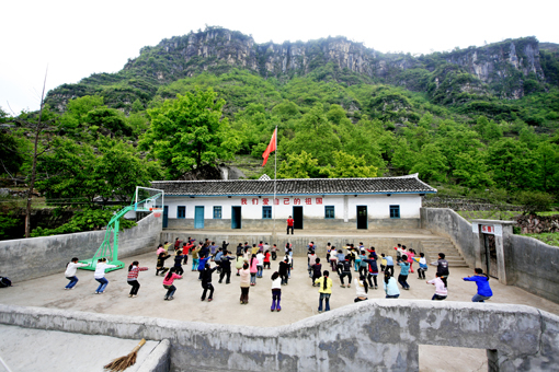 夫妻独守悬崖小学31年值吗