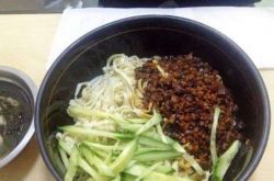 女性は油をまぶした麺を8元で注文したが、味が悪かったために支払いを拒否し、上司が警察に通報した後、警察は唖然とした！