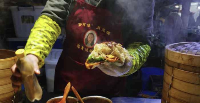 三姑摆摊卖月亮馍,两年竟然赚了套80多万的房子,这中间有个秘密