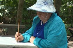رفض "الاستلقاء"! 70-year old Shanghai Grandma Xiti درجة مزدوجة من أكاديمية الصين للفنون