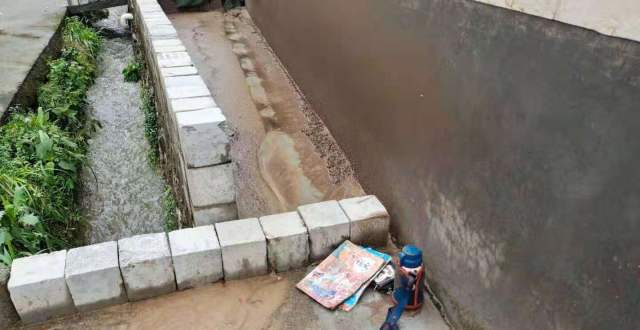 江西婺源7岁男童放学时被同村人接走后溺亡，家长欲起诉校方