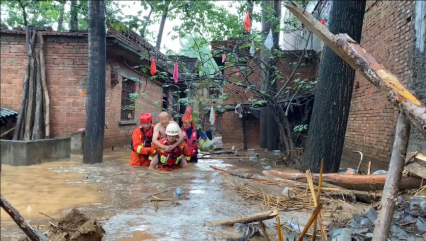 洛阳伊川一民房遭暴雨袭击坍塌 消防员危境中背出被困老人