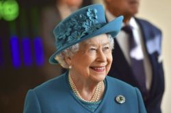 영국 여왕이 앞장서서 점프를 펼쳤는데, 영국과 중국의 관계가 중요한데 왜 우리가 항모를 보내서 저지해야 합니까?