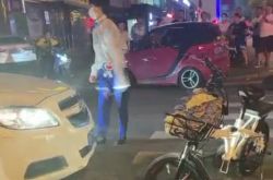 チチハルの女性が路上で別の車にぶつかり、屋根に登り、運転紛争をきっかけに車を踏んだ