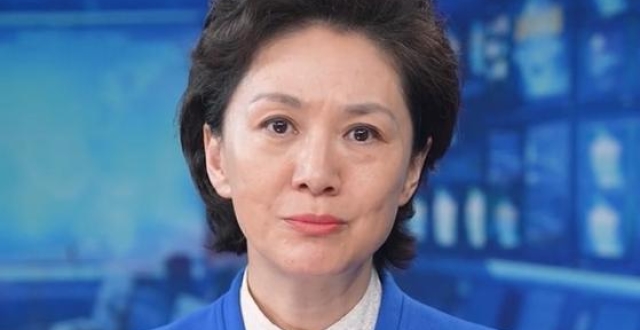 央视主播海霞老了更美!特写镜头把皱纹都放大,素颜穿西装太心疼